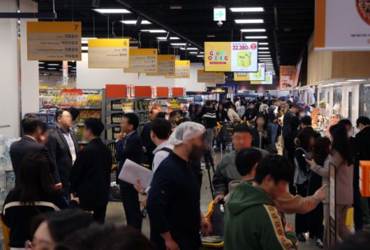 이마트 푸드마켓 고덕점에서 고객들이 매장을 둘러보고 있다. /사진제공=이마트