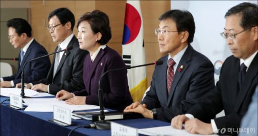 김현미 국토교통부 장관이 24일 오후 서울 종로구 정부청사에서 열린 '2019년 부동산 가격공시 추진 방향에 대한 관계부처 합동 브리핑'에서 발언을 하고 있다.