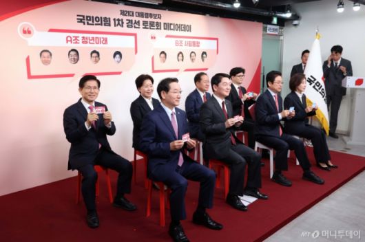 (서울=뉴스1) 국회사진취재단 = 17일 서울 여의도 국민의힘 중앙당사에서 열린 제21대 대통령선거 '1차 경선 토론회 미디어데이'에 참석한 대선 경선 후보들이 기념 촬영하고 있다.   앞줄 왼쪽부터 유정복 인천시장, 안철수 의원, 이철우 경북도지사, 나경원 의원, 뒷줄 왼쪽부터 김문수 전 고용노동부 장관, 양향자 전 의원, 홍준표 전 대구시장, 한동훈 전 대표. 2025.4.17/뉴스1  Copyright (C) 뉴스1. All rights reserved. 무단 전재 및 재배포,  AI학습 이용 금지. /사진=(서울=뉴스1) 국회사진취재단