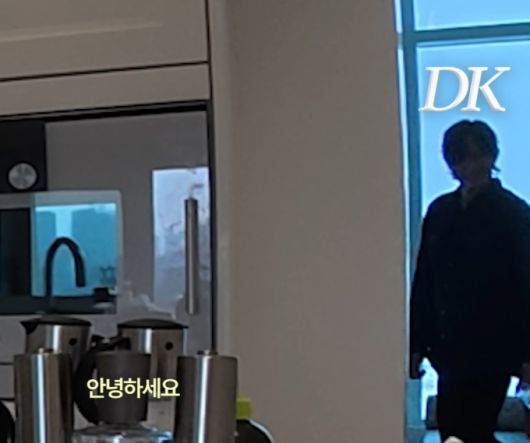 생일상에 오를 그릇을 정리하던 고소영 뒤로 장동건이 지나가고 있다.  /사진=유튜브 '바로 그 고소영' 갈무리