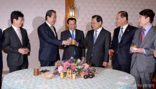 6일 오전 서울 삼청동 총리공관에서 고위 당정청 회의가 열리고 있다. 김무성 대표, 이완구 국무총리, 이병기 대통령 비서실장이 건배하고 있다. 이번 회의는 지난해 10월이후 다섯달만에 여권 수뇌부가 모두 참여하는 회의로 마크 리퍼트 주한 미국 대사가 피습당한 것과 관련해 향후 이 사건이 미칠 파장에 대한 논의 및 최경환 경제부총리 겸 기획재정부 장관이 전날 언급한 최저임금 인상도 논의할 전망이다. 정치권에서는 박근혜 대통령이 순방 중인 기간에 회의를 개최하는 것을 두고 당정청 간에 불통 논란을 불식시키려는 의도와 함께 이완구 총리와 신임 이병기 청와대 비서실장에게 힘을 실어주려는 것이라는 분석이 나오고 있다. 2015.3.6/뉴스1 /사진=뉴스1