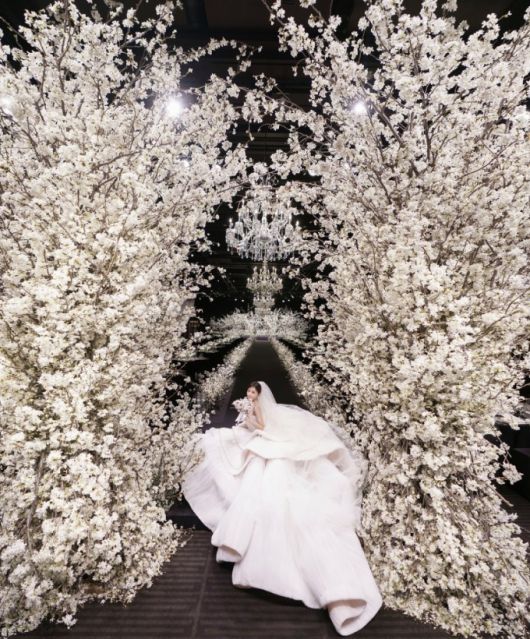 효민이 1부 본식에서 입은 화려한 장식의 드레스는 국내 단 2벌뿐인 것으로 전해졌다. /사진=효민 인스타그램 갈무리