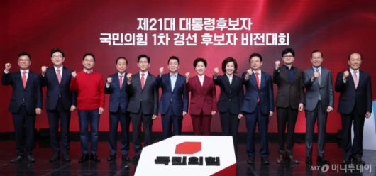 (서울=뉴스1) 이재명 기자 = 18일 오후 서울 강서구 ASSA아트홀에서 열린 '제21대 대통령후보자 국민의힘 1차 경선 후보자 비전대회' 에 참석한 후보들이 당지도부와 기념 촬영을 하고 있다. 왼쪽부터 이양수 사무총장, 권성동 원내대표, 유정복, 홍준표, 김문수, 안철수, 양향자, 나경원, 이철우, 한동훈 후보, 권영세 비대위원장, 황우여 선거관리위원장. (공동취재) 2025.4.18/뉴스1  Copyright (C) 뉴스1. All rights reserved. 무단 전재 및 재배포,  AI학습 이용 금지. /사진=(서울=뉴스1) 이재명 기자