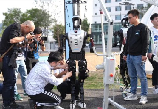 19일 중국 베이징에서 개최되는 세계 최초 휴머노이드로봇 하프 마라톤 대회에 참가는 로봇이 점검을 받고 있다. /사진=웨이보