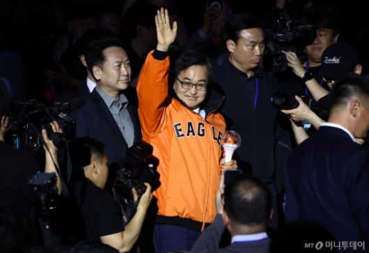 (청주=뉴스1) 김민지 기자 = 김동연 더불어민주당 대선 경선 후보가 19일 충북 청주체육관에서 열린 제21대 대통령선거 후보자 선출을 위한 충청권 합동연설회에서 입장하고 있다. 2025.4.19/뉴스1  Copyright (C) 뉴스1. All rights reserved. 무단 전재 및 재배포,  AI학습 이용 금지. /사진=(청주=뉴스1) 김민지 기자