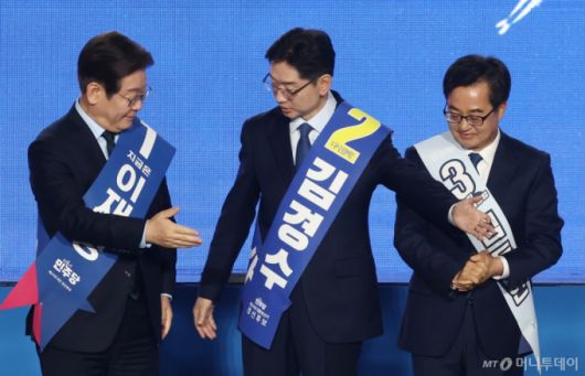 (서울=뉴스1) 김민지 기자 = 더불어민주당 이재명, 김경수 대선 경선 후보가 19일 충북 청주체육관에서 열린 제21대 대통령선거 후보자 선출을 위한 충청권 합동연설회에서 기념촬영을 마치고 서로 먼저 내려갈 것을 권하고 있다. 2025.4.19/뉴스1  Copyright (C) 뉴스1. All rights reserved. 무단 전재 및 재배포,  AI학습 이용 금지. /사진=(서울=뉴스1) 김민지 기자