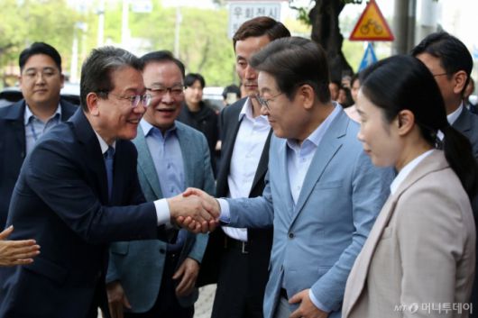 [대구=뉴시스] 이무열 기자 = 이재명 제21대 대통령 선거 더불어민주당 경선 후보가 18일 대구 북구 협동조합 소이랩에서 열린 K-콘텐츠 기업 간담회에 참석하기 전 지지자들에게 인사하고 있다. 2025.04.18. lmy@newsis.com /사진=이무열