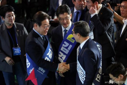 (청주=뉴스1) 김용빈 기자 = 이재명·김경수·김동연 더불어민주당 대선 경선 후보가 19일 충북 청주체육관에서 열린 제21대 대통령선거 후보자 선출을 위한 충청권 합동연설회에서 결과 발표 직후 축하와 위로의 악수를 하고 있다. 이재명 후보가 득표율 88.1%로 1위에 올랐고 김동연(7.54%), 김경수(4.31%) 후보가 뒤를 이었다. 2025.4.19/뉴스1  Copyright (C) 뉴스1. All rights reserved. 무단 전재 및 재배포,  AI학습 이용 금지. /사진=(청주=뉴스1) 김용빈 기자