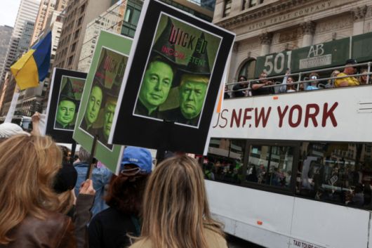 도널드 트럼프 대통령의 정책을 반대하는 시민들이 미국 뉴욕 맨해튼에서 시위를 벌이고 있다. /로이터=뉴스1