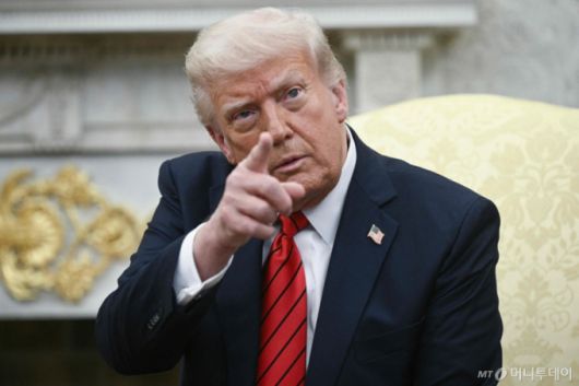 도널드 트럼프 미국 대통령이 지난 17일(현지시간) 워싱턴 백악관에서 조르자 멜로니 이탈리아 총리와 회담서 "많은 국가가 우리와 관세 협상을 하고 싶어 한다. 그러나 거래를 결정하는 것은 우리다”고 말하고 있다. /사진=(워싱턴 AFP=뉴스1) 우동명 기자