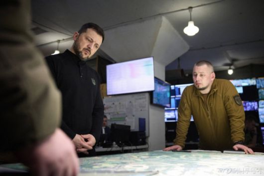 (수미 AFP=뉴스1) 우동명 기자 = 볼로디미르 젤렌스키 우크라이나 대통령이 3일(현지시간) 수미 지역의 해병, 공중 공습 부대 사령부를 방문해 브리핑을 받고 있다. 2025.04.04  ⓒ AFP=뉴스1  Copyright (C) 뉴스1. All rights reserved. 무단 전재 및 재배포,  AI학습 이용 금지. /사진=(수미 AFP=뉴스1) 우동명 기자