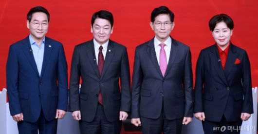 (서울=뉴스1) 김진환 기자 = 19일 오후 서울 강서구 ASSA아트홀에서 열린 국민의힘 '제21대 대통령후보자 1차 경선 조별 토론회’에 참석한 후보들이 기념 촬영을 하고 있다. 왼쪽부터 유정복, 안철수, 김문수, 양향자 후보. 2025.4.19/뉴스1  Copyright (C) 뉴스1. All rights reserved. 무단 전재 및 재배포,  AI학습 이용 금지. /사진=(서울=뉴스1) 김진환 기자