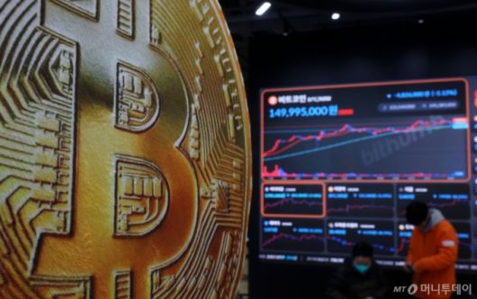 관세 전쟁 여파로 비트코인 가격이 10만 달러 밑으로 급락한 가운데 3일 서울 서초구 빗썸 라운지 강남점 전광판에 비트코인 시세가 표시되고 있다./사진=뉴시스