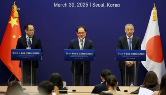 [서울=뉴시스] 홍효식 기자 = 김종철(가운데) 산업통상자원부 통상협력국장, 고미야마 야스지(왼쪽) 일본 경제산업성 통상정책교섭관, 왕리핑 중국 상무부 아주사장이 30일 오전 서울 중구 대한상공회의소에서 열린 한·일·중 경제통상장관회의를 마친 뒤 3국 공동 언론 브리핑을 하고 있다. 2025.03.30