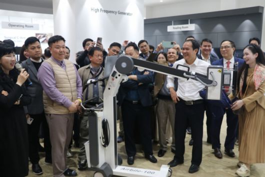 지난달 21일 경기도 고양시 행신동 젬스헬스케어 본사를 방문한 베트남 사립병원협회 관계자들이 본사1층 전시관에 전시된 엑스레이 제품들을 살펴보고 있다./사진=젬스헬스케어