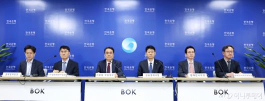 한국은행은 21일 서울 중구 한국은행에서 '2024년 지급결제보고서 설명회'를 개최했다.  사진 왼쪽부터 박준홍 결제정책팀장, 윤성관 디지털화폐연구실장, 이종렬 부총재보, 이병목 금융경제국장, 윤태길 결제감시부장, 최석기 결제인프라안정팀장./사진제공=한국은행