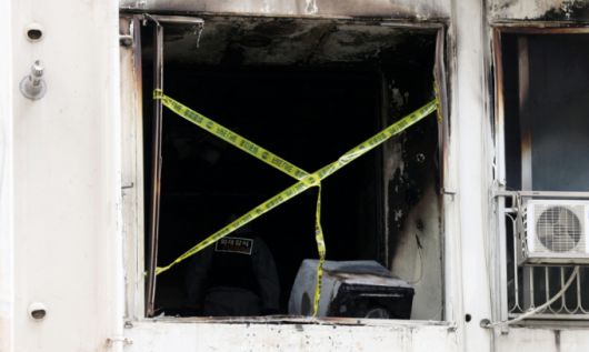 21일 서울 관악구 봉천동의 한 아파트에서 화재가 발생해 경찰이 화재 감식을 하고 있다./사진=뉴시스.