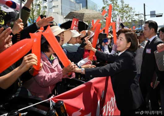 (서울=뉴스1) 국회사진취재단 = 나경원 국민의힘 대선 경선 후보가 20일 서울 강서구 ASSA아트홀에서 열린 대선 후보자 1차 경선 B조 조별 토론회에 도착해 지지자들과 인사하고 있다.  2025.4.20/뉴스1  Copyright (C) 뉴스1. All rights reserved. 무단 전재 및 재배포,  AI학습 이용 금지. /사진=(서울=뉴스1) 국회사진취재단