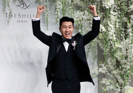 그룹 코요테의 김종민이 지난 20일 서울 중구 신라호텔 영빈관 에메랄드홀에서 열리는 결혼식 기자회견에 참석했다. /사진=뉴스1