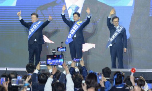 [울산=뉴시스] 배병수 기자 = 20일 오후 울산 울주군 울산 전시컨벤션센터 A홀에서 열린 더불어민주당 21대 대통령선거 후보자 선출을 위한 영남권 합동연설회에서 이재명(왼쪽), 김경수(중앙), 김동연 후보가 지지자들에게 인사를 하고 있다. 2025.04.20.bbs@newsis.com. /사진=배병수