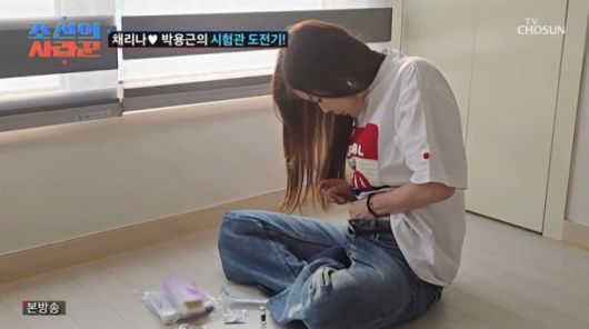 시험관 전에 배에 주사를 직접 놓는 채리나 모습. /사진=TV조선 '조선의사랑꾼' 캡처