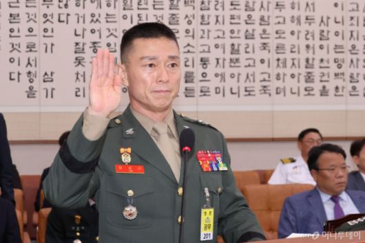 임성근 전 해병대 1사단장이 19일 오후 서울 여의도 국회에서 열린 법제사법위원회 윤석열 대통령 탄핵소추안 즉각 발의 요청에 관한 청원 관련 청문회에서 증인선서를 하고 있다. 2024.07.19. /사진=뉴시스