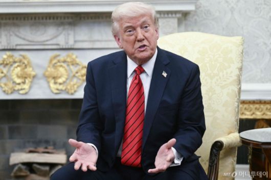 (워싱턴 AFP=뉴스1) 우동명 기자 = 도널드 트럼프 미국 대통령이 17일(현지시간) 워싱턴 백악관에서 조르자 멜로니 이탈리아 총리와 회담서 "제롬 파월 연준 의장은 나는 잘 맞지 않는다. 내가 그의 사임을 원하면 그는 매우 빨리 물러날 것이다”고 말하고 있다. 2025.04.18  ⓒ AFP=뉴스1  Copyright (C) 뉴스1. All rights reserved. 무단 전재 및 재배포,  AI학습 이용 금지. /사진=(워싱턴 AFP=뉴스1) 우동명 기자