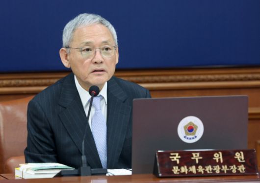 유인촌 문화체육관광부 장관이 세계 책의 날을 하루 앞둔 22일 서울 종로구 정부서울청사에서 열린 국무회의에서 발언하고 있다. /사진 = 뉴시스