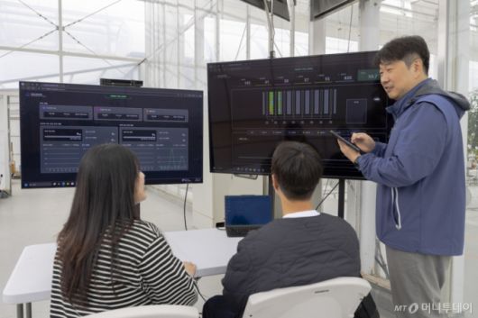 김경철 농업연구사가 23일 연구실 직원들과 함게 국립농업과학원 농업공학부에서 토마토 수경온실내에서 작업중인 운반로봇과 모니터링 로봇을 원격으로 통합관리하고 있다. /사진=정혁수