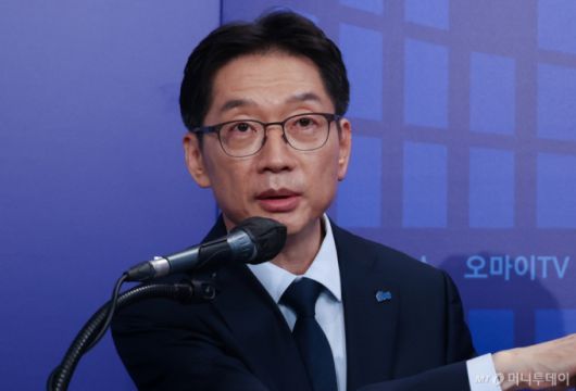 (서울=뉴스1) 국회사진취재단 = 더불어민주당 제21대 대통령선거 경선에 나선 김경수 예비후보가 23일 오후 서울 여의도 오마이TV 스튜디오에서 열린 오마이TV 초청 토론회에서 모두발언을 하고 있다. 2025.4.23/뉴스1  Copyright (C) 뉴스1. All rights reserved. 무단 전재 및 재배포,  AI학습 이용 금지. /사진=(서울=뉴스1) 국회사진취재단