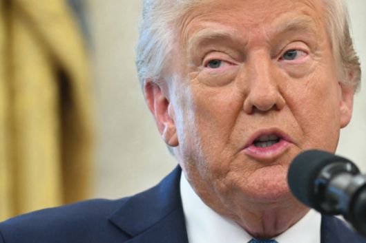 도널드 트럼프 미국 대통령이 22일 (현지시간) 워싱턴 백악관에서 열린 폴 앳킨스 증권거래위원회(SEC) 위원장의 취임 선서 행사서 "만약 중국이 통상 협상을 하지 않는다면, 우리가 그것을 결정할 것이고 숫자도 정할 것"이라고 밝히고 있다. 2025.04.23  /AFPBBNews=뉴스1