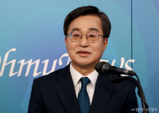 (서울=뉴스1) 국회사진취재단 = 더불어민주당 제21대 대통령선거 경선에 나선 김동연 예비후보가 23일 오후 서울 여의도 오마이TV 스튜디오에서 열린 오마이TV 초청 토론회에서 모두발언을 하고 있다. 2025.4.23/뉴스1  Copyright (C) 뉴스1. All rights reserved. 무단 전재 및 재배포,  AI학습 이용 금지. /사진=(서울=뉴스1) 국회사진취재단