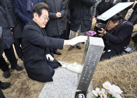 [광주=뉴시스] 박기웅 기자 = 이재명 더불어민주당 대표가 18일 오후 광주 북구 운정동 국립5·18민주묘지를 방문, 한강 작가의 소설 '소년의 온다'의 주인공 고 문재학 열사 묘지에서 참배하고 있다. 2025.03.18. pboxer@newsis.com /사진=