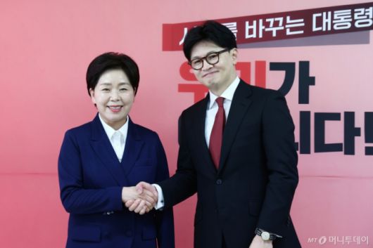 한동훈 국민의힘 대선 경선 후보와 경선에 출마했던 양향자 전 의원이 23일 서울 여의도 선거사무소에서 양 전 의원의 한 후보 지지 선언 기자회견을 갖고 손을 맞잡고 기념촬영을 하고 있다. 2025.4.23/사진=뉴스1 /사진=(서울=뉴스1) 김민지 기자