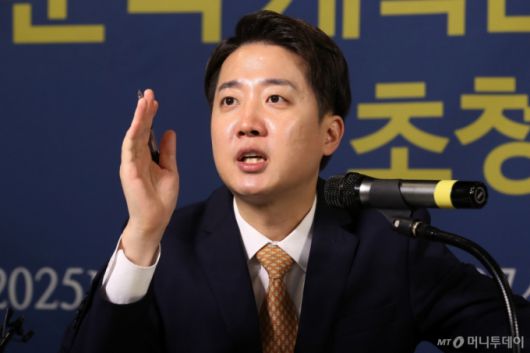 (대구=뉴스1) 공정식 기자 = 이준석 개혁신당 대선 예비후보가 17일 오전 대구 남구 이천동 대구아트파크에서 열린 아시아포럼21 초청토론회에 참석해 질문에 답하고 있다. 2025.4.17/뉴스1  Copyright (C) 뉴스1. All rights reserved. 무단 전재 및 재배포,  AI학습 이용 금지. /사진=(대구=뉴스1) 공정식 기자