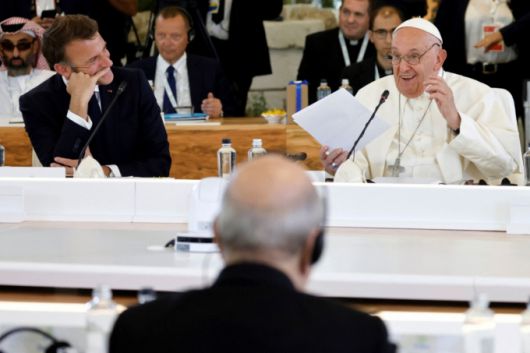 이탈리아 주요7개국(G7) 정상회의 이틀째 실무회의에 참석한 프란치스코 교황이 주제인 인공지능(AI)과 관련해 발표하는 것을 옆에 착석한 에마뉘엘 마크롱 프랑스 대통령이 매우 흥미롭게 경청하고 있다.  /AFPBBNews=뉴스1