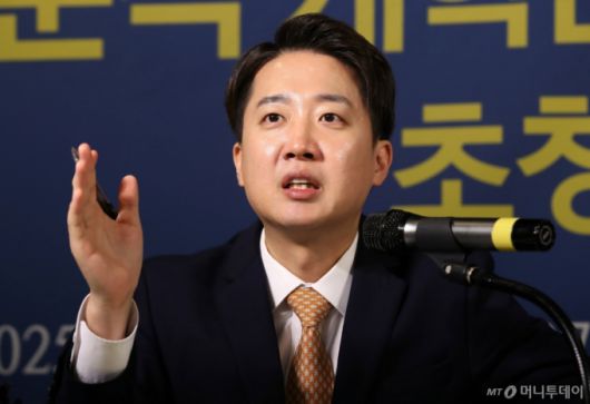 (대구=뉴스1) 공정식 기자 = 이준석 개혁신당 대선 예비후보가 17일 오전 대구 남구 이천동 대구아트파크에서 열린 아시아포럼21 초청토론회에 참석해 질문에 답하고 있다. 2025.4.17/뉴스1  Copyright (C) 뉴스1. All rights reserved. 무단 전재 및 재배포,  AI학습 이용 금지. /사진=(대구=뉴스1) 공정식 기자