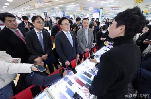 유상임 과학기술정보통신부 장관이 지난 1월 21일 서울 광진구 강변 테크노마트 내 휴대전화 집단상가를 찾아 단통법 폐지 관련 이동통신 업계 관계자들의 의견을 청취하고 있다. /사진=뉴스1