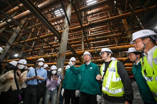 [서울=뉴시스] 박주성 기자 = 오세훈 서울시장이 23일 서울 강남구 영동대로 지하공간 복합개발 건설공사 현장에서 지반침하 사고 관련 지하공사장 안전 점검을 하고 있다. 2025.04.23. /사진=뉴시스