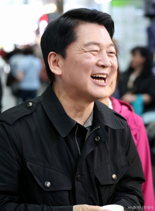 [대구=뉴시스] 이무열 기자 = 안철수 제21대 대통령 선거 국민의힘 경선 후보가 21일 대구 남구 관문시장을 방문해 시장을 둘러보고 있다. 2025.04.21. lmy@newsis.com /사진=이무열