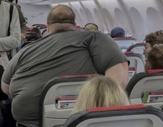 최근 미국 힙합 그룹 프리티 리키의 공식 페이스북 계정에 과체중 남성 승객이 비행기 좌석에 힘겹게 앉아 있는 모습이 올라왔다. 프리티 리키는 "얼마 전 비행기에서 찍은 사진"이라며 "좌석 1개보다 더 큰 사람이 비행기를 타는 게 얼마나 어려운지 보여준다"고 적었다.또 "그들 옆에 앉은 사람들도 힘들다"며 "항공사들은 과체중 승객들을 위한 공간을 마련해야 한다"고도 했다/사진=페이스북 갈무리