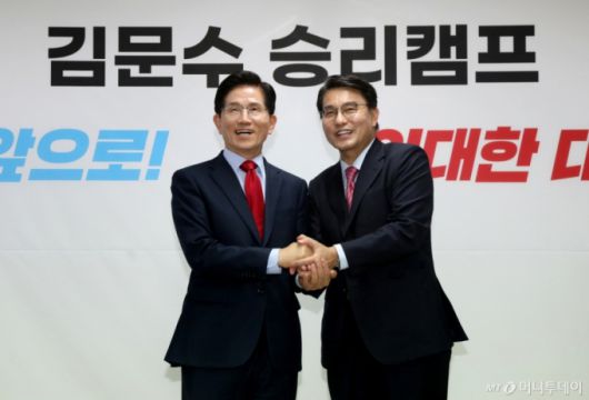 윤상현 국민의힘 의원이 23일 서울 여의도 김문수 대선 경선 후보 캠프에서 김 후보와 기념 촬영하고 있다. 윤 의원은 캠프 선거대책위원장을 맡기로 했다. (김문수 캠프 제공, 재판매 및 DB금지) 2025.4.23/사진=뉴스1 /사진=(서울=뉴스1)