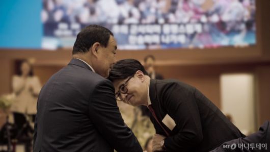 한동훈 국민의힘 대선 경선 후보가 23일 서울 여의도 순복음교회에서 열린 '한국기독교 140주년 기념예배'에 참석하고 있다. (한동훈 캠프 제공, 재판매 및 DB 금지) 2025.4.23/사진=뉴스1 /사진=(서울=뉴스1)