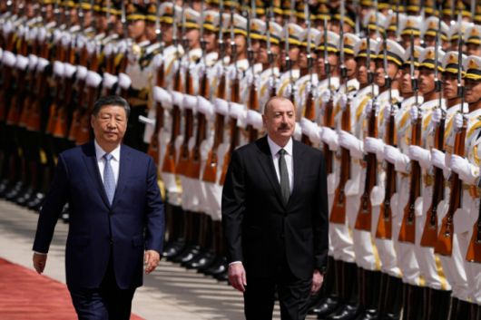[베이징=AP/뉴시스] 시진핑(왼쪽) 중국 국가 주석과 일함 알리예프 아제르바이잔 대통령이 23일(현지 시간) 중국 베이징 인민대회당에서 열린 환영식에서 중국군 의장대를 사열하고 있다. 알리예프 대통령은 시 주석의 초청으로 중국을 국빈 방문했다. 2025.04.23