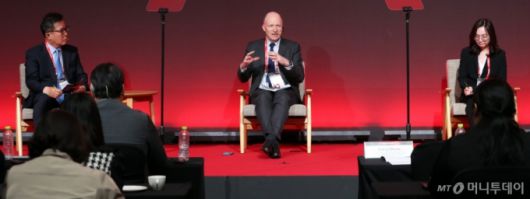 (왼쪽부터) 유효상 유니콘경영경제연구원장, 르노 베델 프랑스 국사원 국사위원, 윤혜선 한양대학교 법학전문대학원 교수가 24일 서울 여의도 콘래드호텔에서 머니투데이 주최로 진행된 '2025 키플랫폼' 총회에서 'AI 주권과 경쟁력의 제3의 길: 한국의 기회'에 대한 대담을 하고 있다./사진=이기범