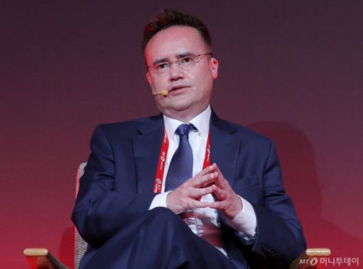 나일 가디너 헤리티지재단 마가렛 대처 자유 센터장이 24일 영등포구 콘래드 서울 호텔에서 머니투데이 주최로 진행된 '2025 키플랫폼' 총회에서 '2001 WTO 질서의 와해: 퍼시픽 포에두스로의 전환'에 대한 대담을 하고 있다. /사진=김창현