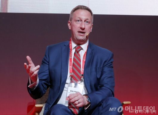 에릭 혼츠 CIPE 책임투자센터 소장이 24일 영등포구 콘래드 서울 호텔에서 머니투데이 주최로 진행된 '2025 키플랫폼' 총회에서 '2001 WTO 질서의 와해: 퍼시픽 포에두스로의 전환'에 대한 대담을 하고 있다. /사진=김창현