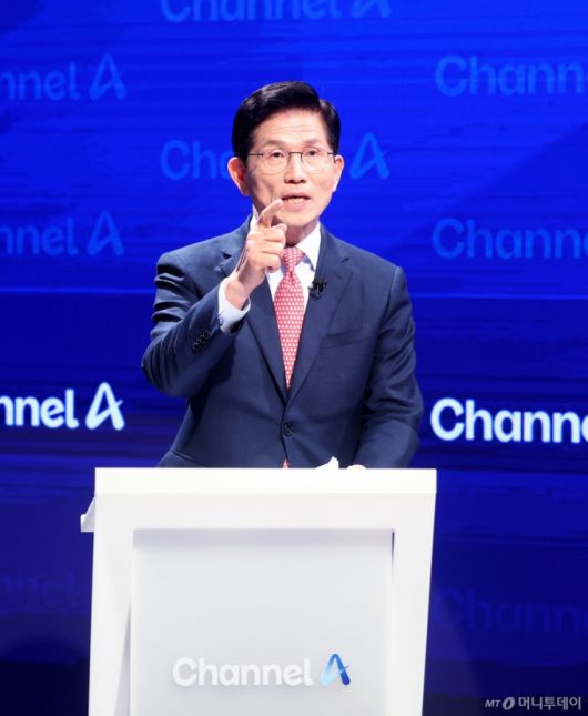 [서울=뉴시스] 국회사진기자단 = 김문수 제21대 대통령 선거 국민의힘 경선 후보가 24일 서울 종로구 동아미디어센터 채널A 오픈스튜디오에서 열린 2차 경선토론회 한동훈 후보와의 1:1 맞수 토론에 앞서 리허설을 하고 있다. 2025.04.24. photo@newsis.com /사진=