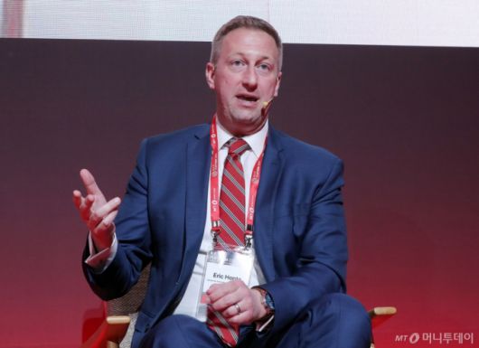 에릭 혼츠 CIPE 책임투자센터 소장이 24일 영등포구 콘래드 서울 호텔에서 머니투데이 주최로 진행된 '2025 키플랫폼' 총회에서 '2001 WTO 질서의 와해: 퍼시픽 포에두스로의 전환'에 대한 대담을 하고 있다. /사진=김창현