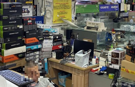 2025년 4월 15일 오후 찾은 베이징 시내 중관촌  커마오전자성 상가 PC부품 매장은 평일이라고는 믿기 어려울 정도로 한산한 모습이었다. 트럼프 반도체 관세 부과를 앞두고 가격 변동폭이 커지면서 판매자와 구매자 모두가 매매를 멈춘 상황이었다. 상인들은 삼삼오오 모여 카드놀이를 하며 시간을 보내고 있었다. /사진=우경희